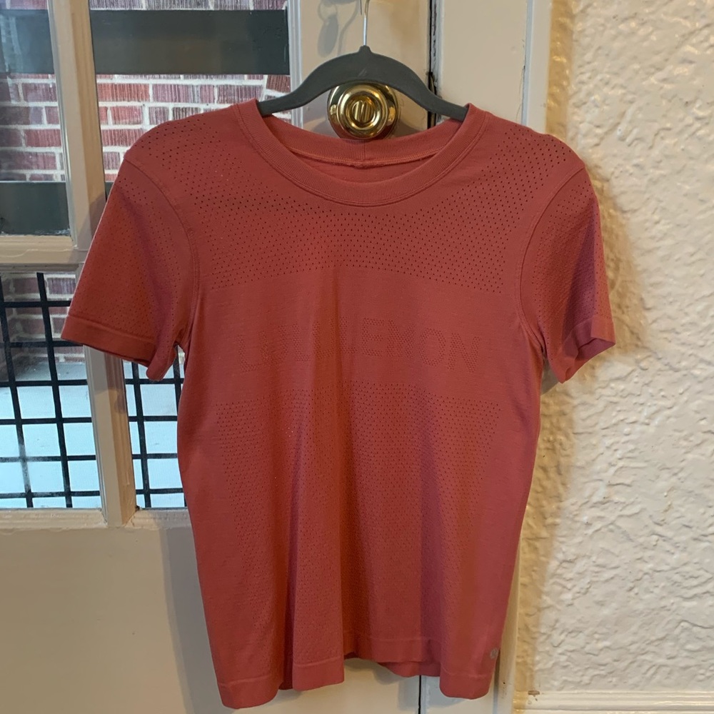 Lululemon size 4 clay/orange short sleeve top